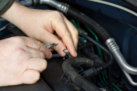 Auto: Schaden im Motorraum